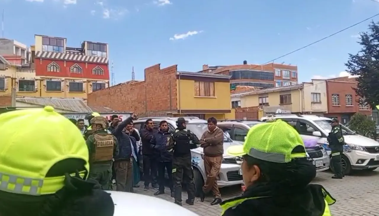 Mujeres víctimas de violencia inauguran línea de taxis en El Alto; choferes rechazan y provocan incidentes