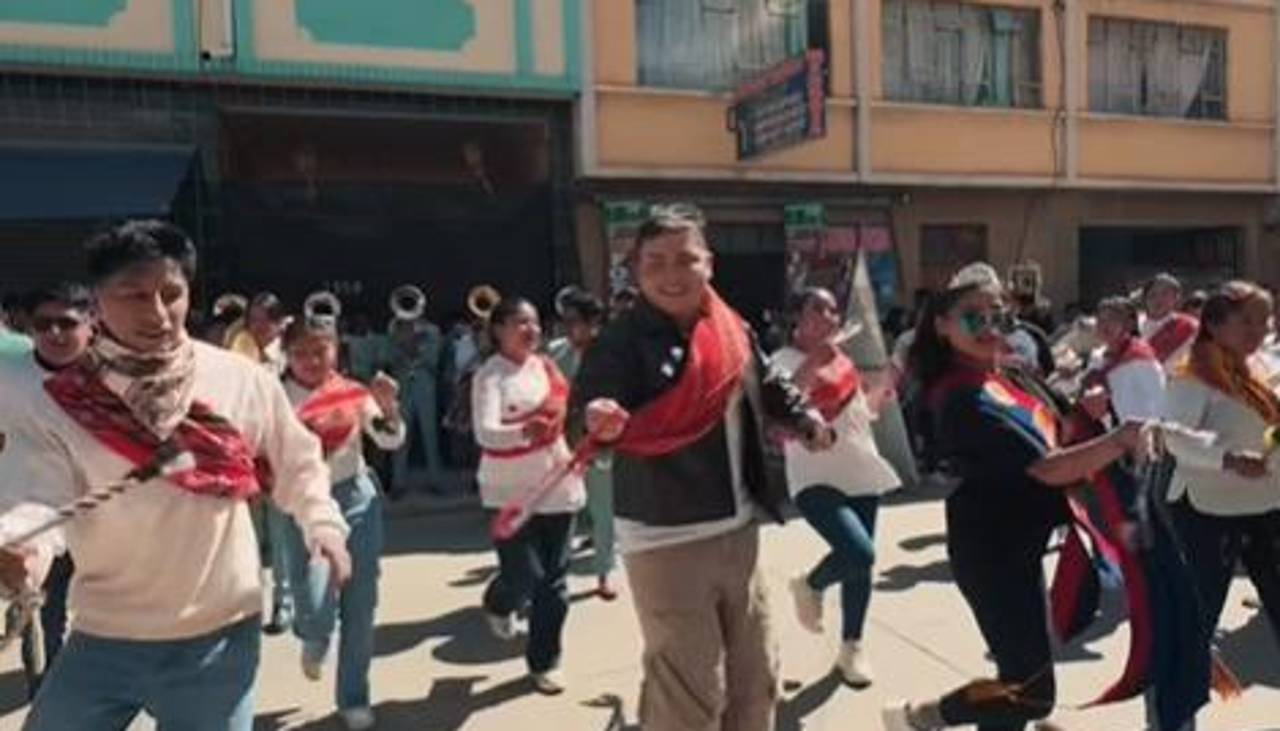  ¡Vibrante homenaje a la cultura! Luis Vega baila Llamerada en El Alto 