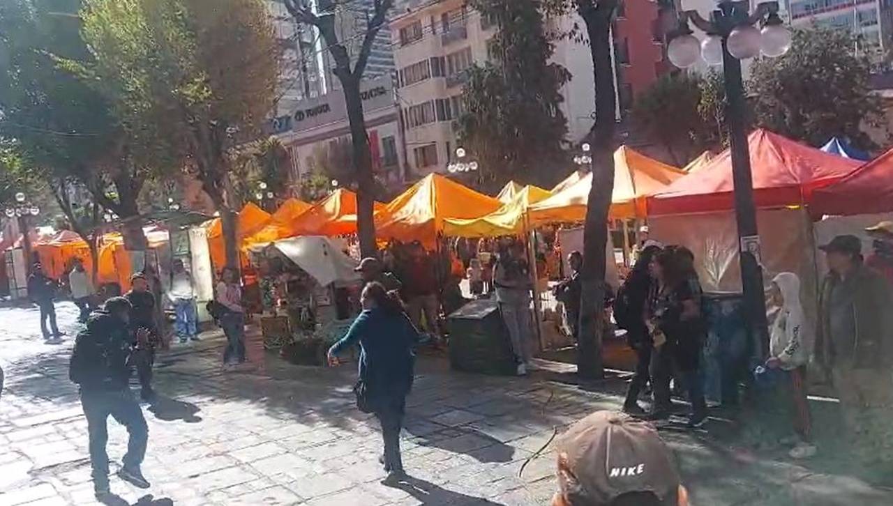 Recriminan y lanzan tomates a dirigentes de la COB cuando ingresaban a su ampliado en La Paz