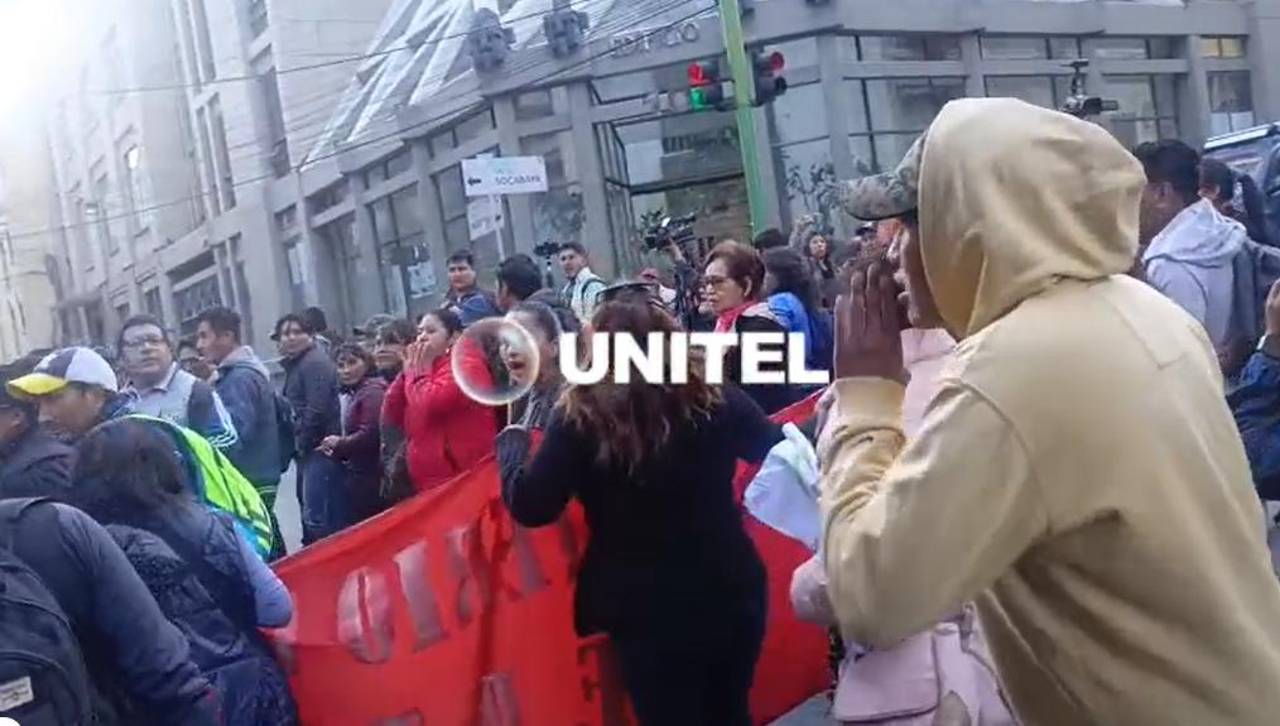 Abuchean y obligan a retroceder a maestros que marchaban cerca de la plaza Murillo