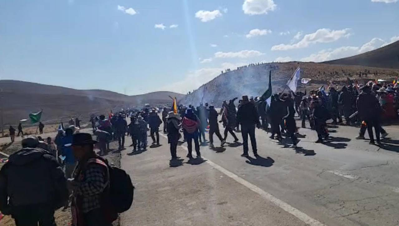 Marcha evista se enfrentó con piedras y petardos a arcistas y los rodeó en los cerros para avanzar en Vila Vila