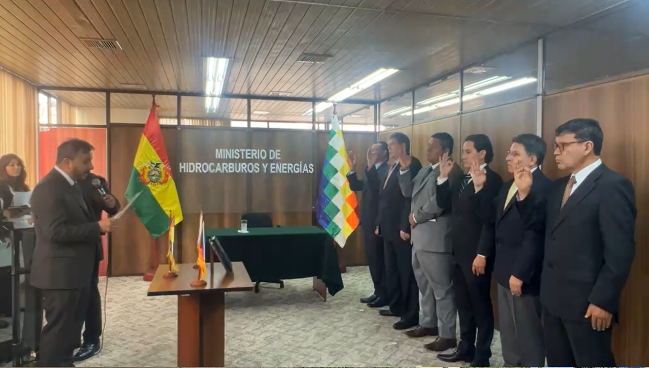 Ministro de Hidrocarburos posesiona a tres viceministros y a un nuevo titular de Ende