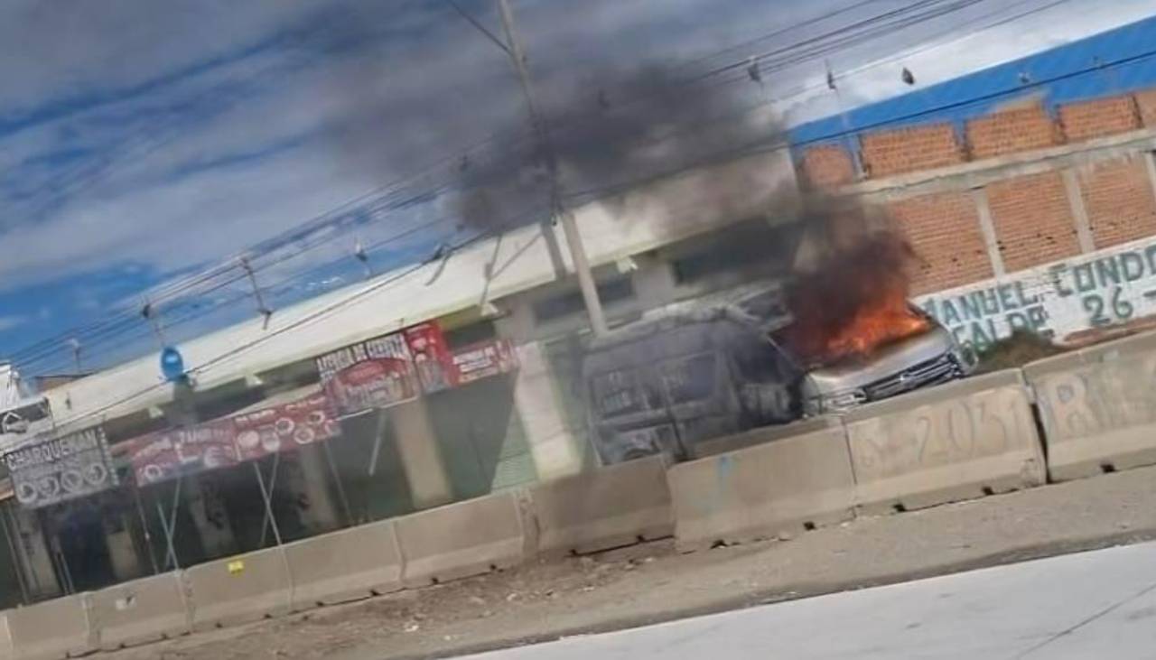 Minibús es quemado por manifestantes en El Alto tras retomar bloqueos en la ruta La Paz - Oruro