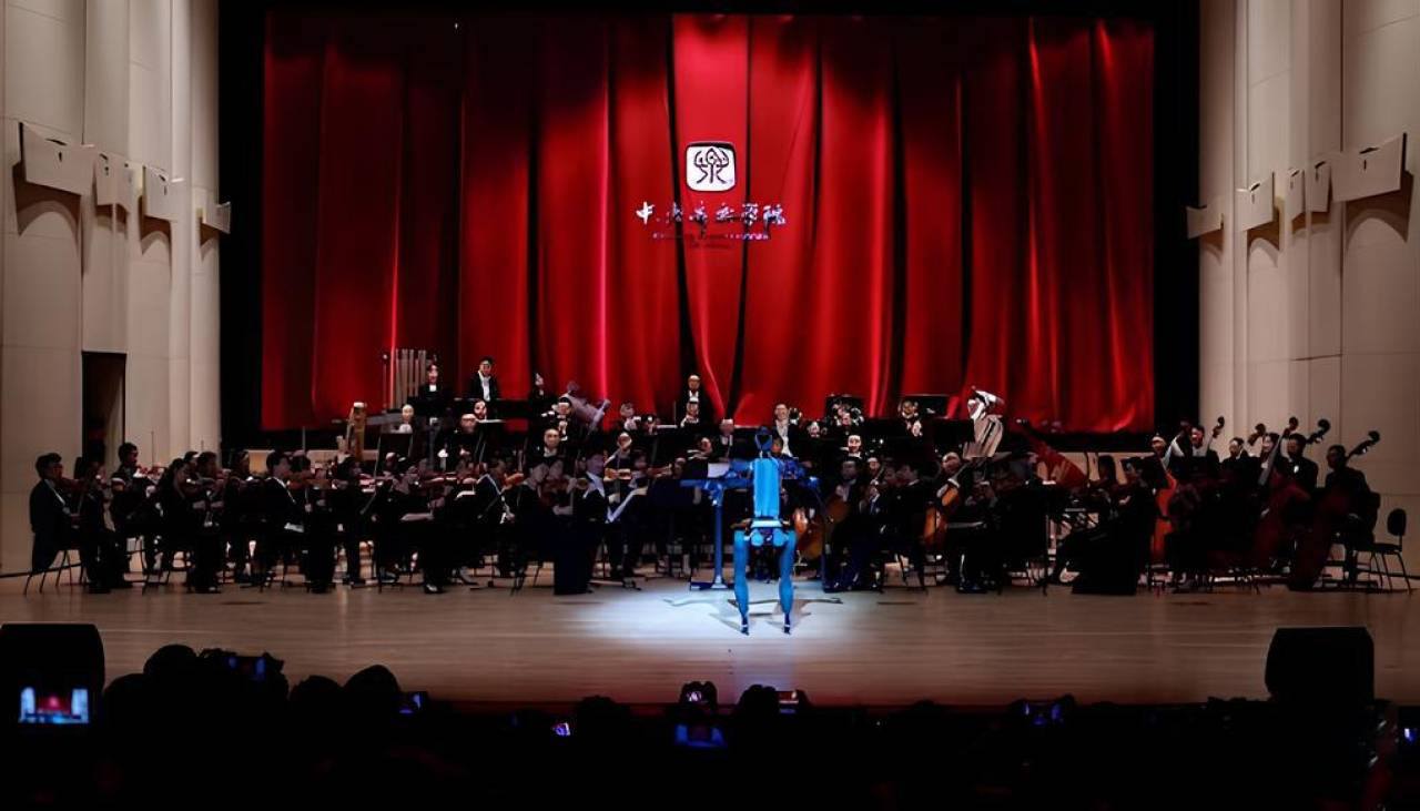 Robot debuta como director de una orquesta con una obra de su propia creación