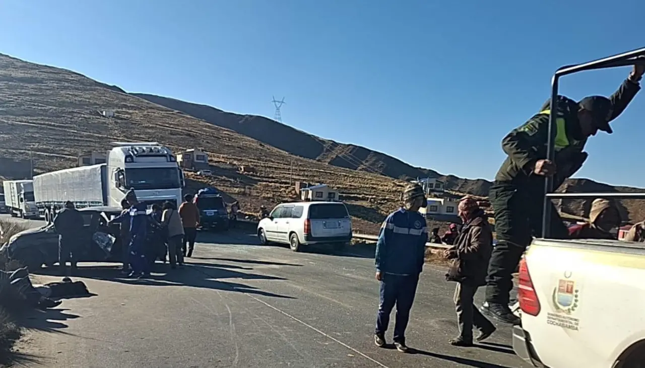Choque entre dos vehículos deja un muerto y seis heridos en la ruta Cochabamba-Oruro