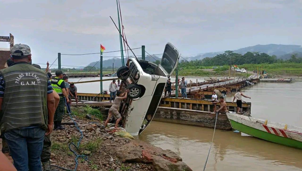 Mueren cuatro integrantes de una familia tras la caída de un vehículo a un río de La Paz