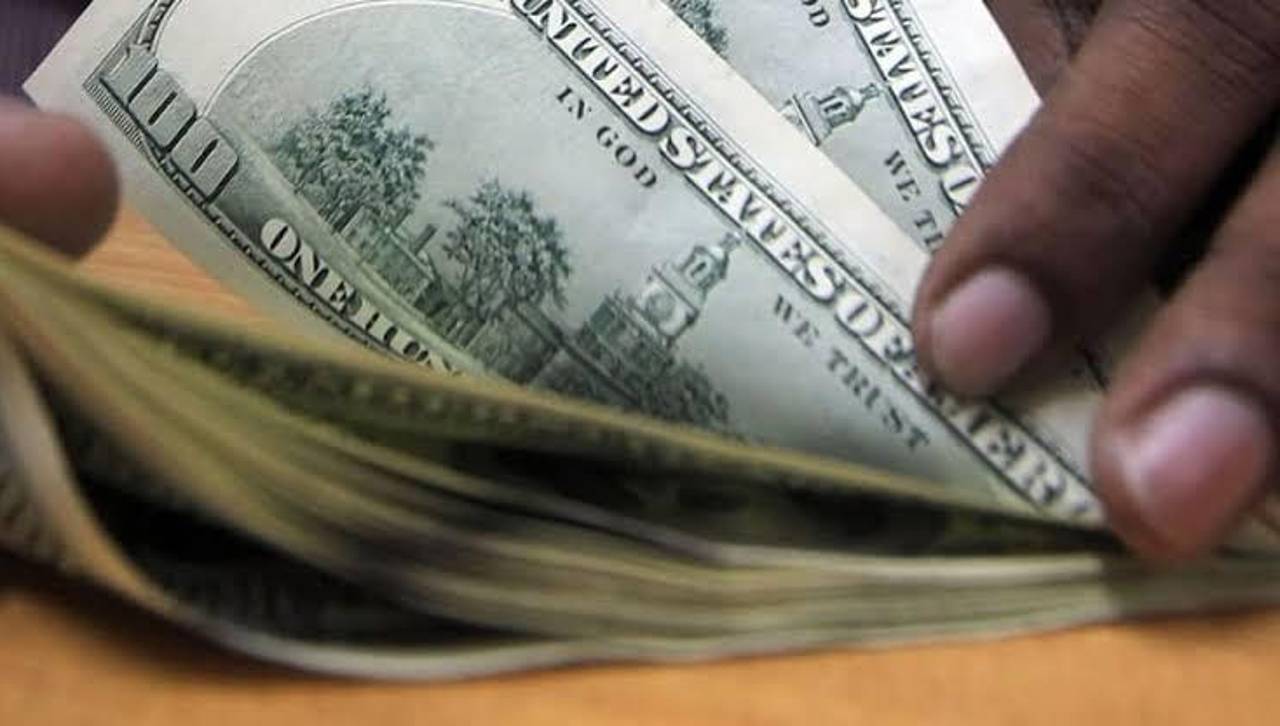 Tras más de dos meses, el dólar oficial vuelve a cotizar por debajo de los Bs 10 para el jueves