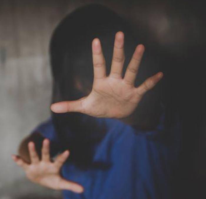 Dictan detención preventiva para la escolar que apuñaló a su compañera en un colegio en Santa Cruz