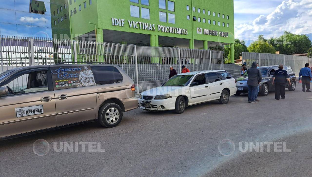 En caravana y en ataúdes donados, así fueron trasladados los cinco niños y su mamá que murieron en Sacaba