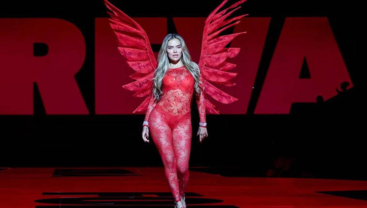 Karol G deslumbra en el Victoria`s Secret Fashion Show 2025 