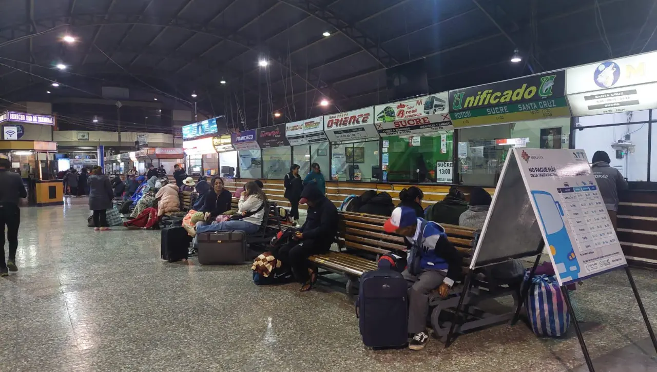 Por los bloqueos, suspenden las salidas de buses desde la Terminal de Cochabamba