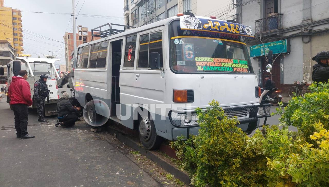 Minibús pierde el control y termina sobre una jardinera en pleno centro de Cochabamba