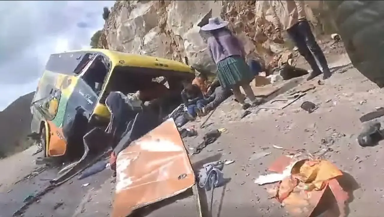 Bus que chocó contra una peña salió desde Cochabamba con 31 pasajeros, pero los afectados son 43