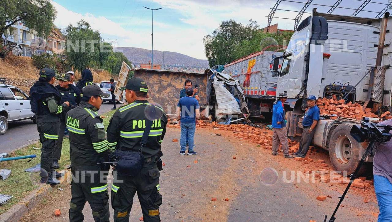 Volqueta que transportaba ladrillos chocó contra un poste y tres camiones que estaban en una fila por combustible