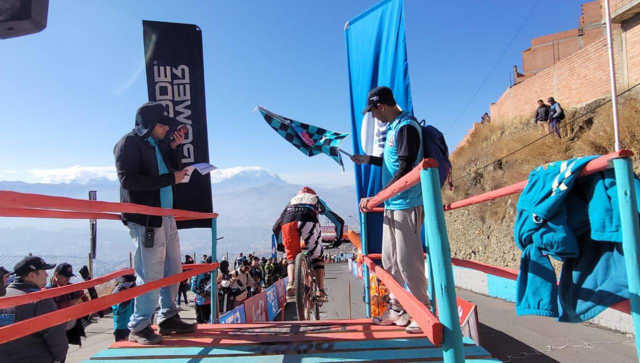 ¡Todo un éxito! 150 ciclistas descendieron a toda velocidad la ladera oeste de La Paz en el Challenge Downhill 4000
