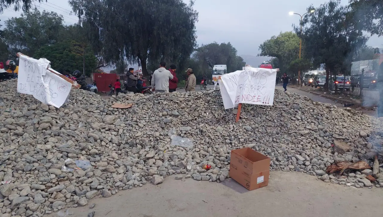 Tercer día de bloqueo en Colcapirhua, vecinos rechazan el ingreso de basura de Cercado a su municipio
