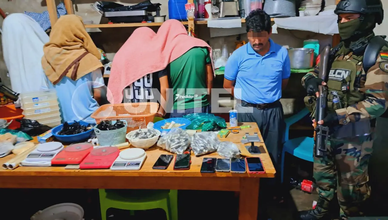 Un adulto y cuatro adolescentes fueron aprehendidos tras ser sorprendidos en plena elaboración de cápsulas de cocaína