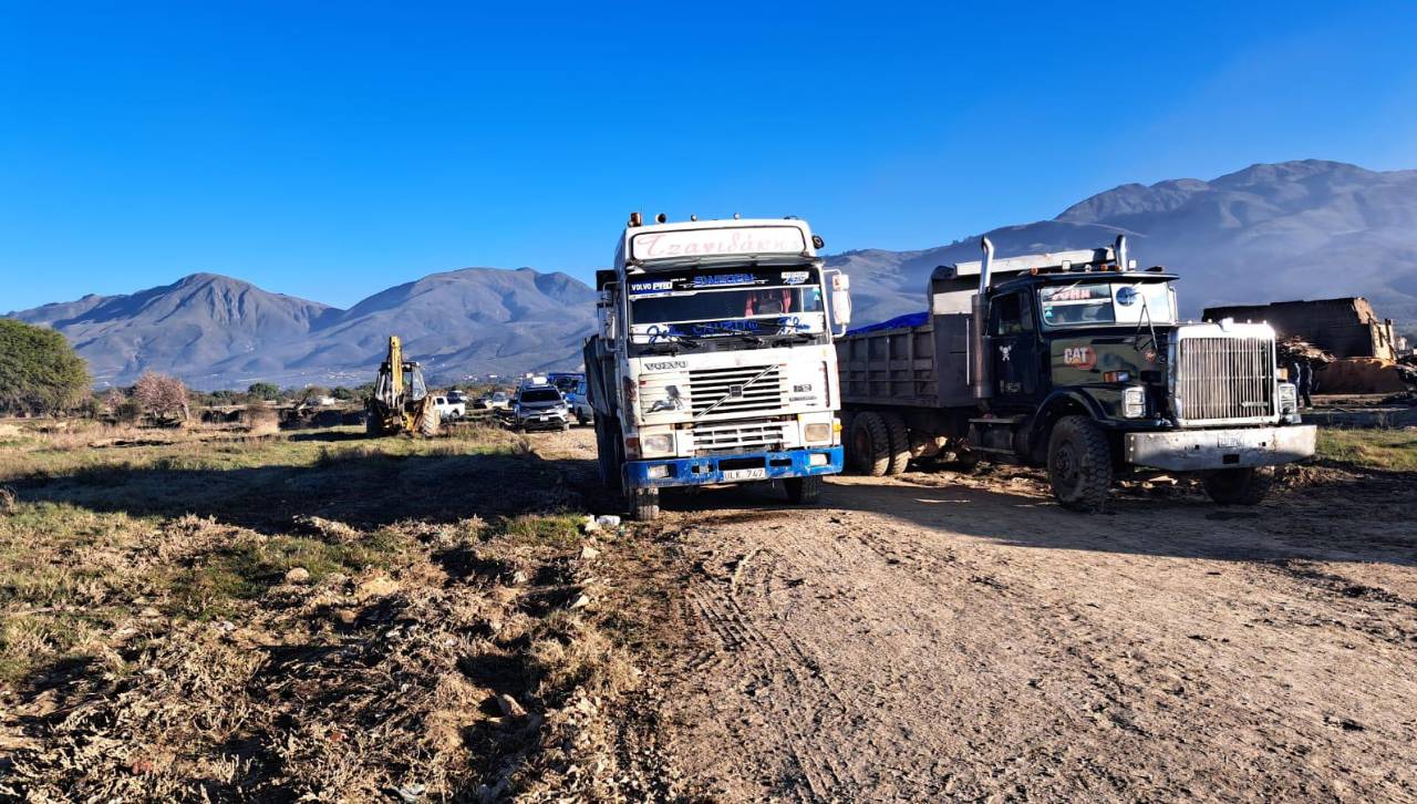 Pobladores de San Benito retienen volquetas para evitar traslado de basura de la ciudad de Cochabamba
