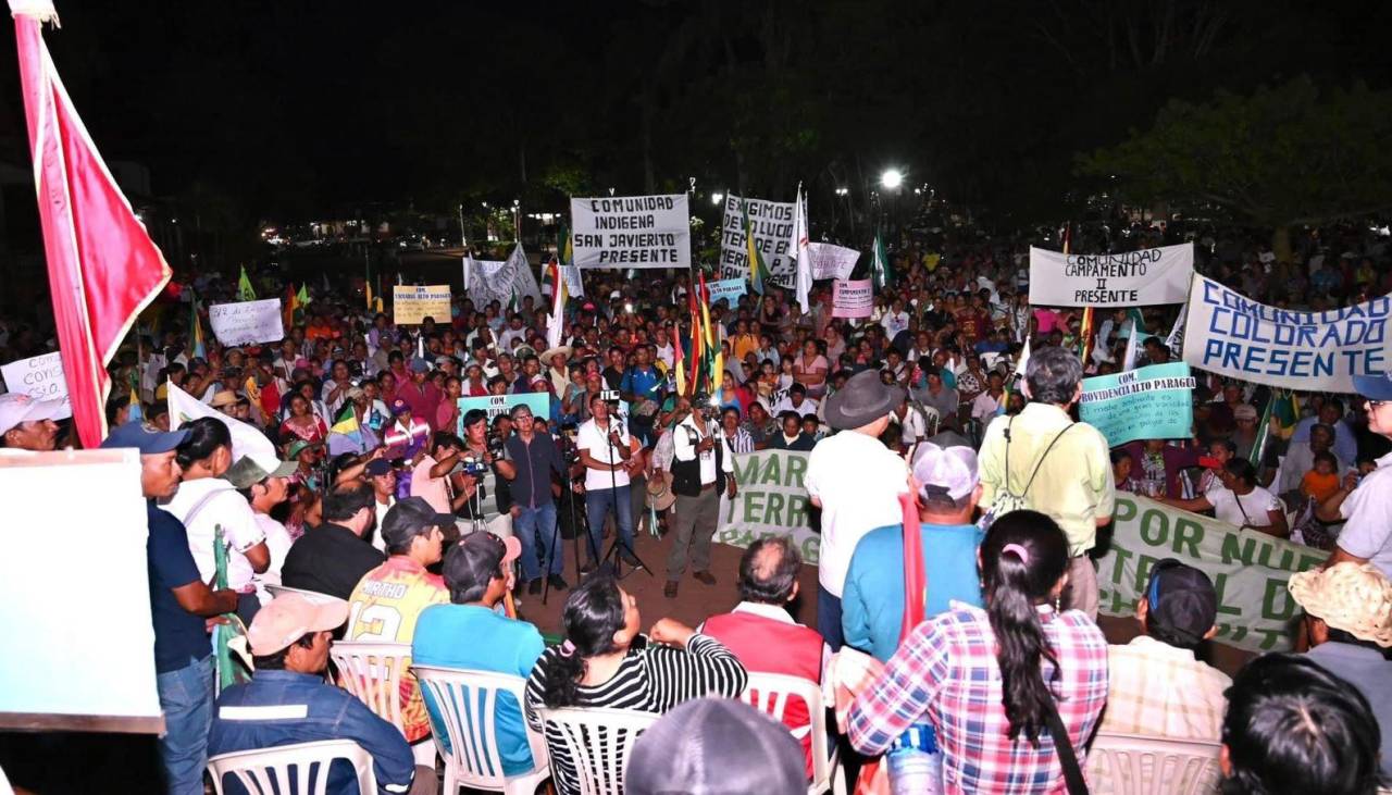 Marcha Indígena llega a San Ignacio de Velasco e instala una vigilia en la plaza principal a la espera de atención de las autoridades 