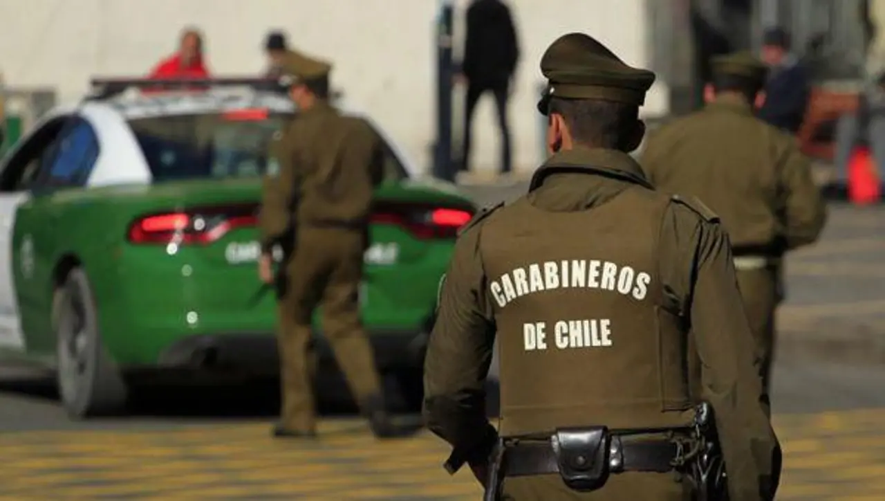 Imágenes sensibles: turba ataca y apuñala a dos jóvenes en Chile