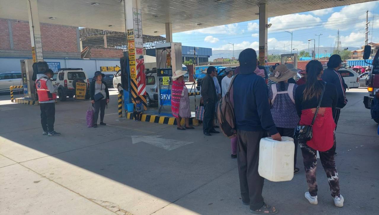 Productores lecheros bloquearon un surtidor exigiendo la venta de combustible en bidones