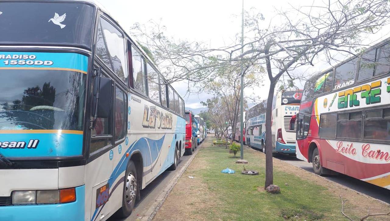 La semana arranca con extensas filas de vehículos que buscan abastecerse de diésel en el eje central