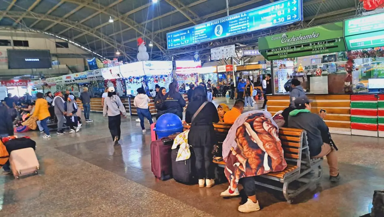 Suspenden la salida de buses desde la terminal debido a bloqueos en Cochabamba