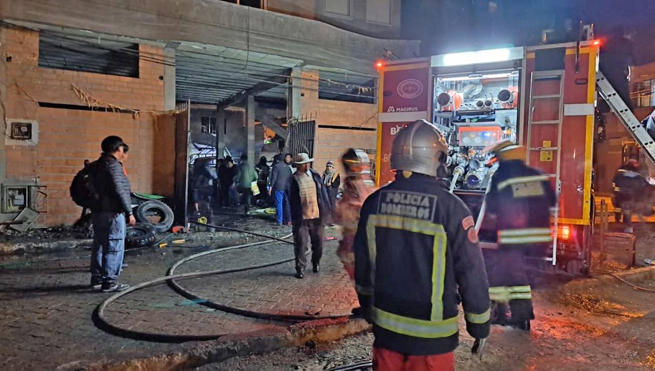 Voraz incendio en un taller de chapería consume al menos tres autos; en el lugar se halló turriles con diésel