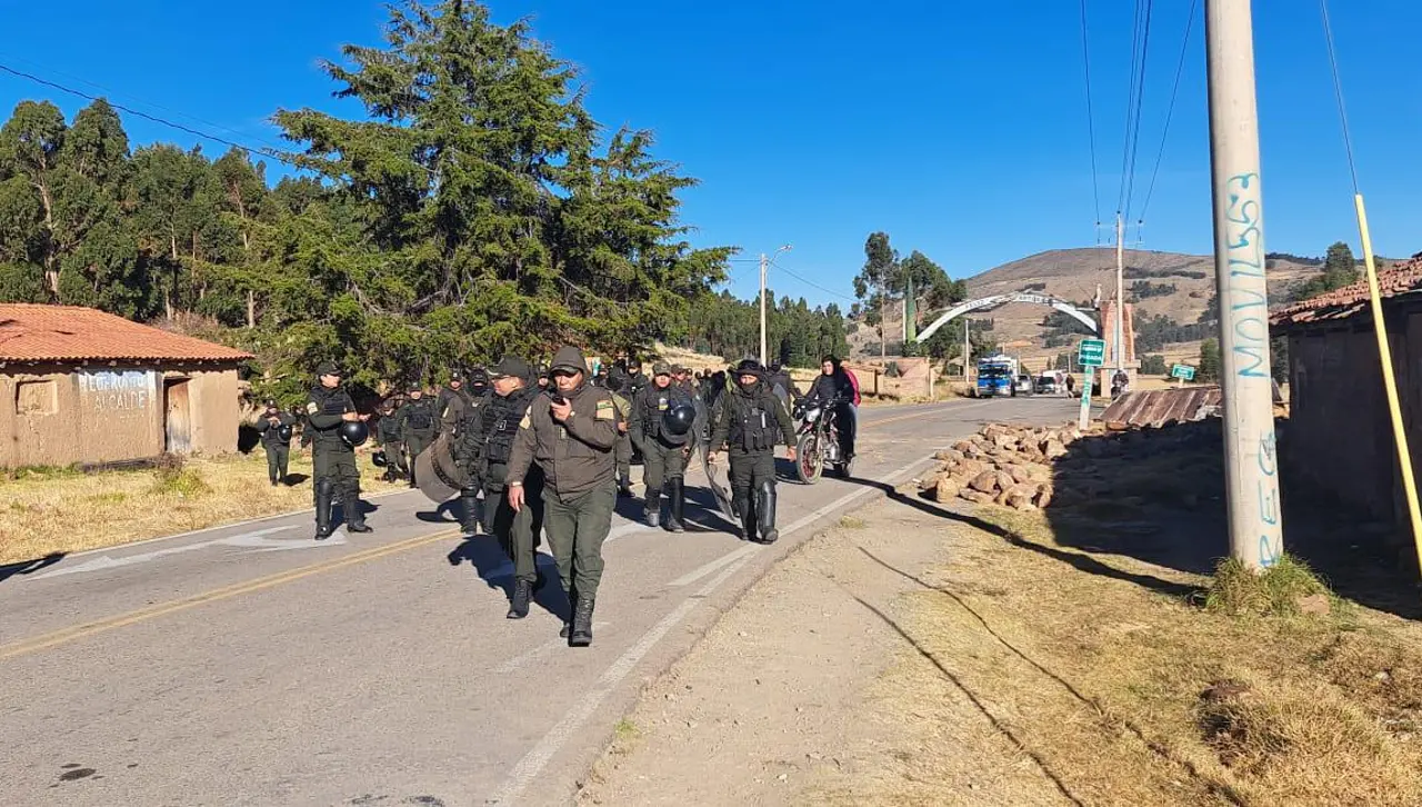 Policía desbloquea el Cruce Vacas, pero aún hay cortes en otras rutas de Cochabamba
