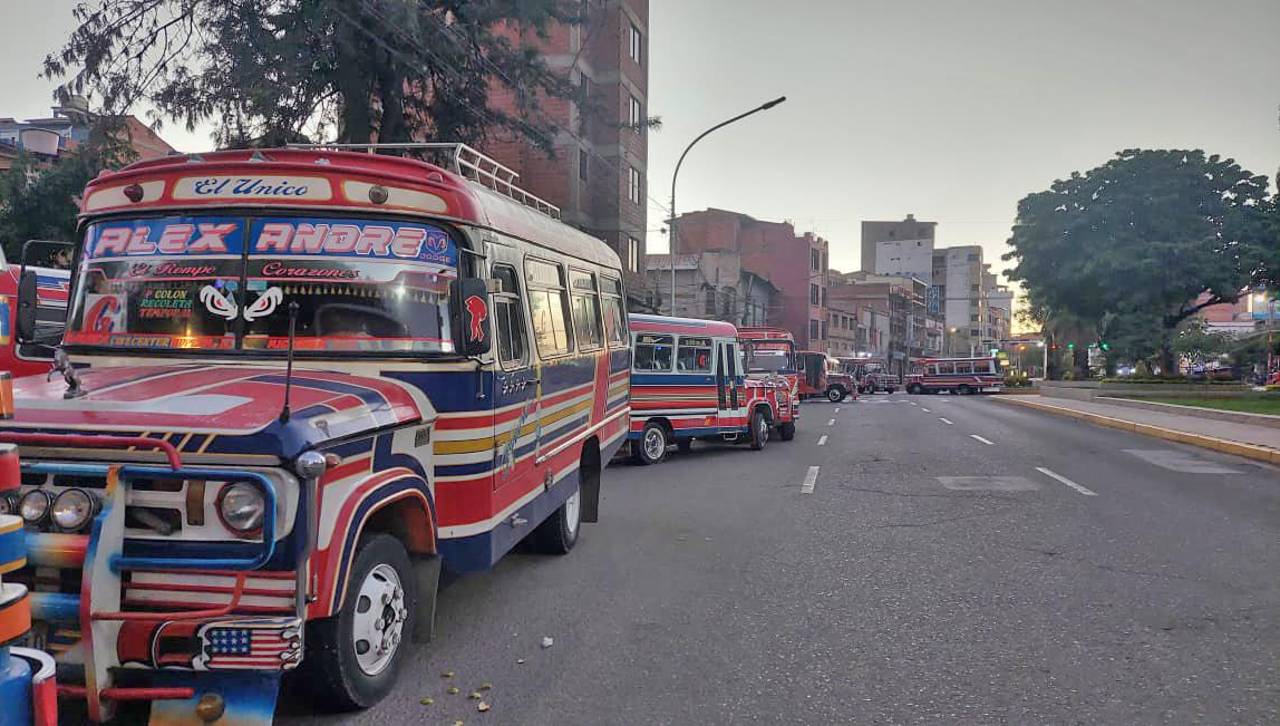 Choferes instalan bloqueos en calles de La Paz, El Alto y Cochabamba; en Santa Cruz los micros circulan con normalidad