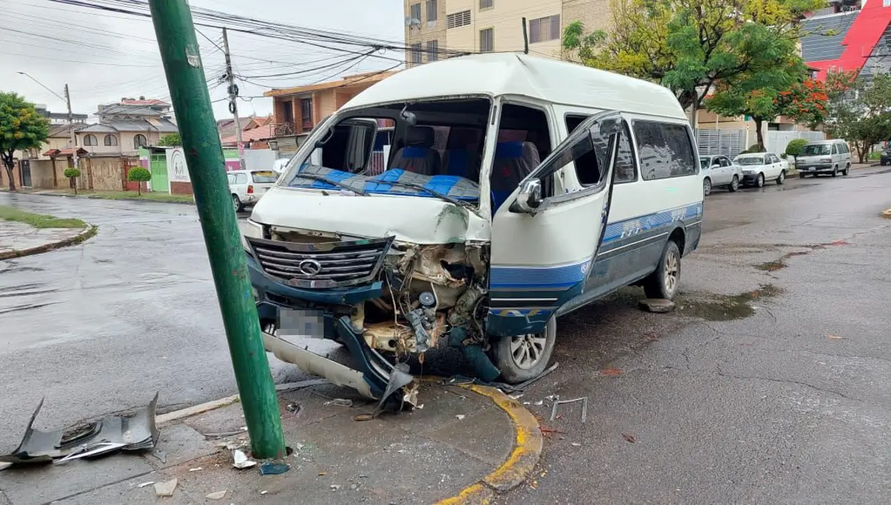 Conductor queda atrapado entre los fierros luego de impactar con su minibús contra un poste