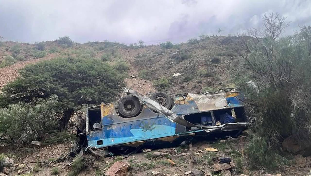 Bus que cayó a un barranco en Potosí registró 25 pasajeros pero transportaba a 47 y el chofer no tenía relevo, señala la Fiscalía