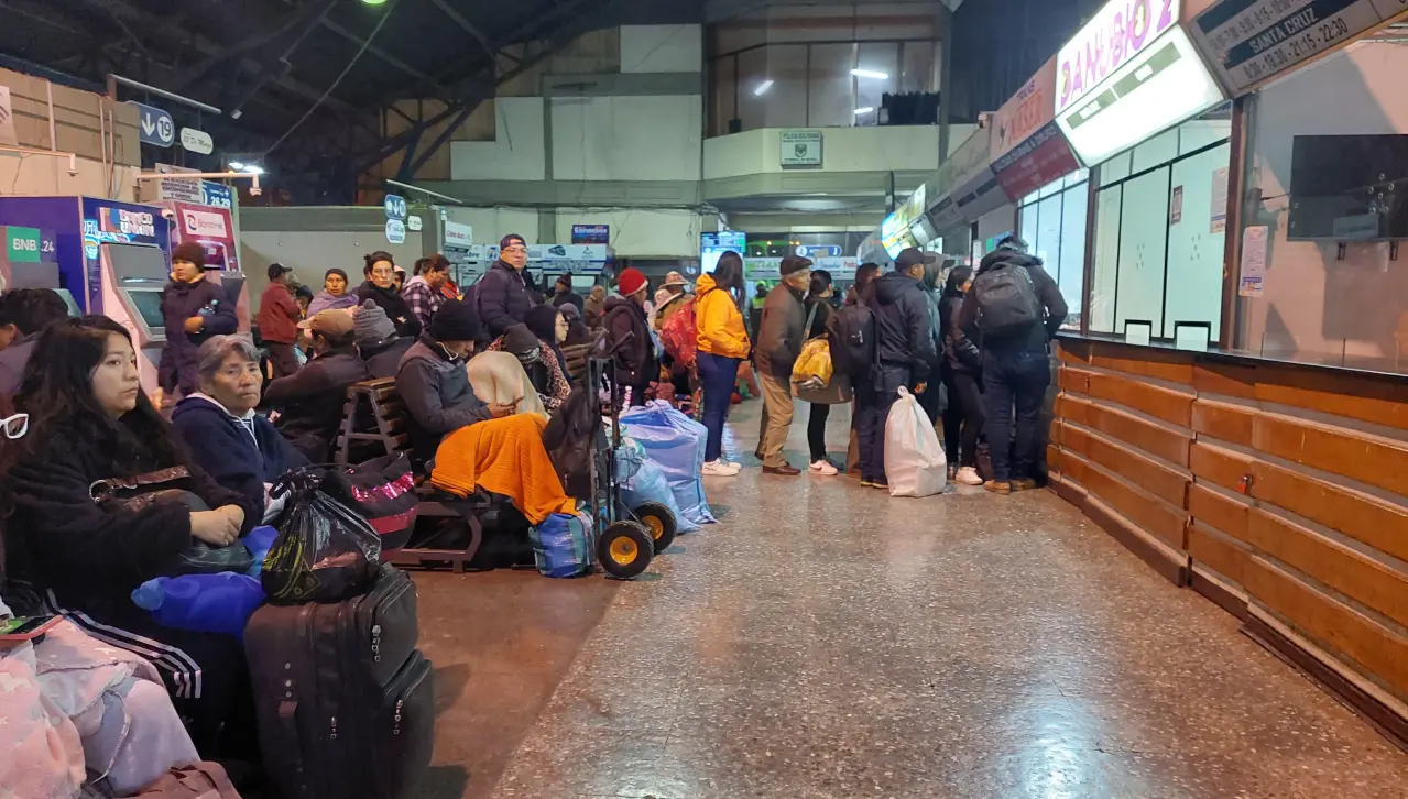Menos buses y precios más altos para viajar de Cochabamba a otros departamentos debido a la falta de combustible