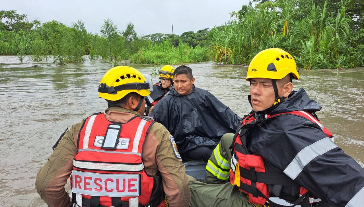 Rescatan a 15 personas que quedaron aisladas por la crecida de un río en el trópico de Cochabamba