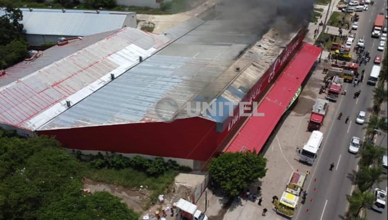 Incendio en importadora: Bomberos buscan evitar que las llamas se propaguen a inmuebles vecinos