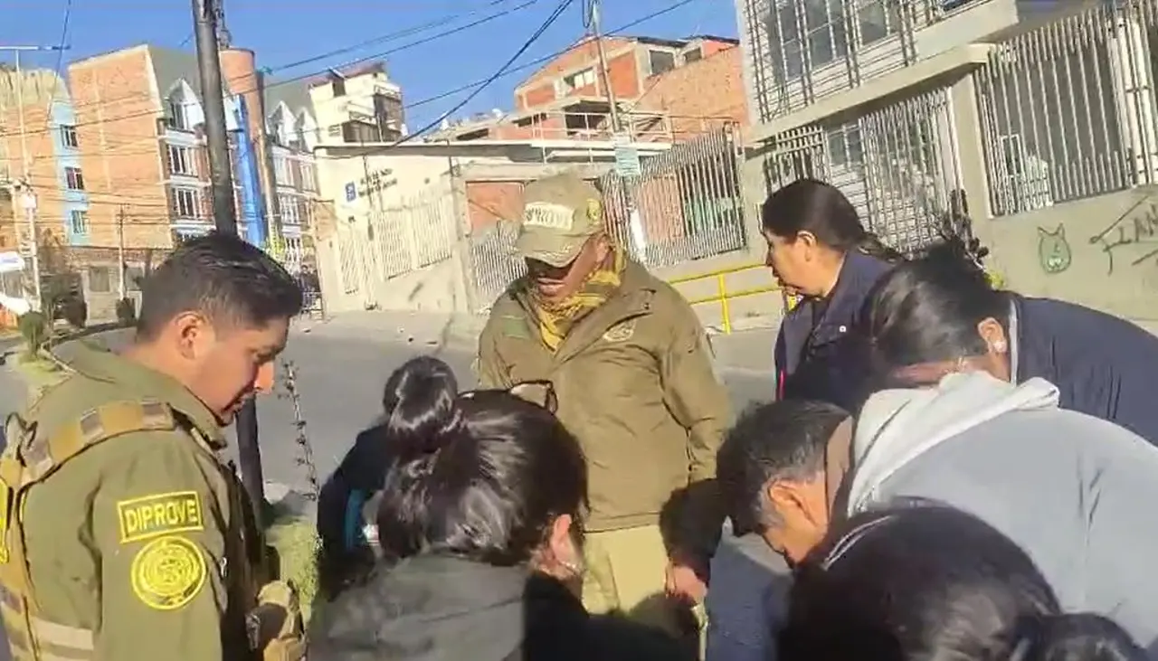 Denuncian que un auto de Diprove atropelló a dos niños que iban al colegio