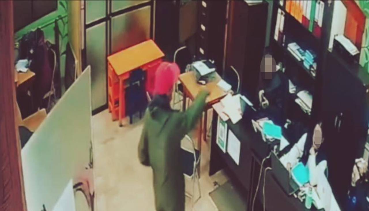 Video: Con cuchillo y dinamita, un extranjero irrumpió en una fundación que ayuda a víctimas de violencia 