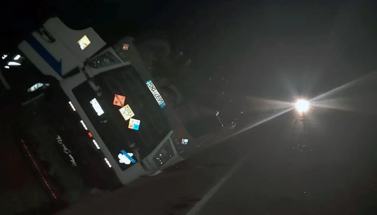 Cisterna con 25.000 litros de combustible vuelca en la carretera Desaguadero- La Paz