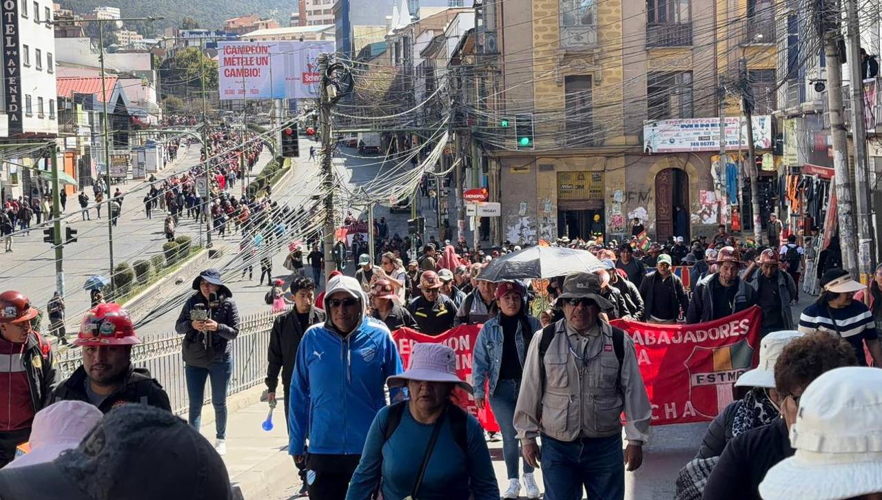 Marcha de la COB recorrió las calles paceñas y concluyó sin enfrentamientos