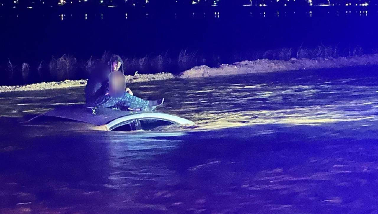 Rescatan a un conductor y su bebé del techo de un auto tras inundaciones en Arizona