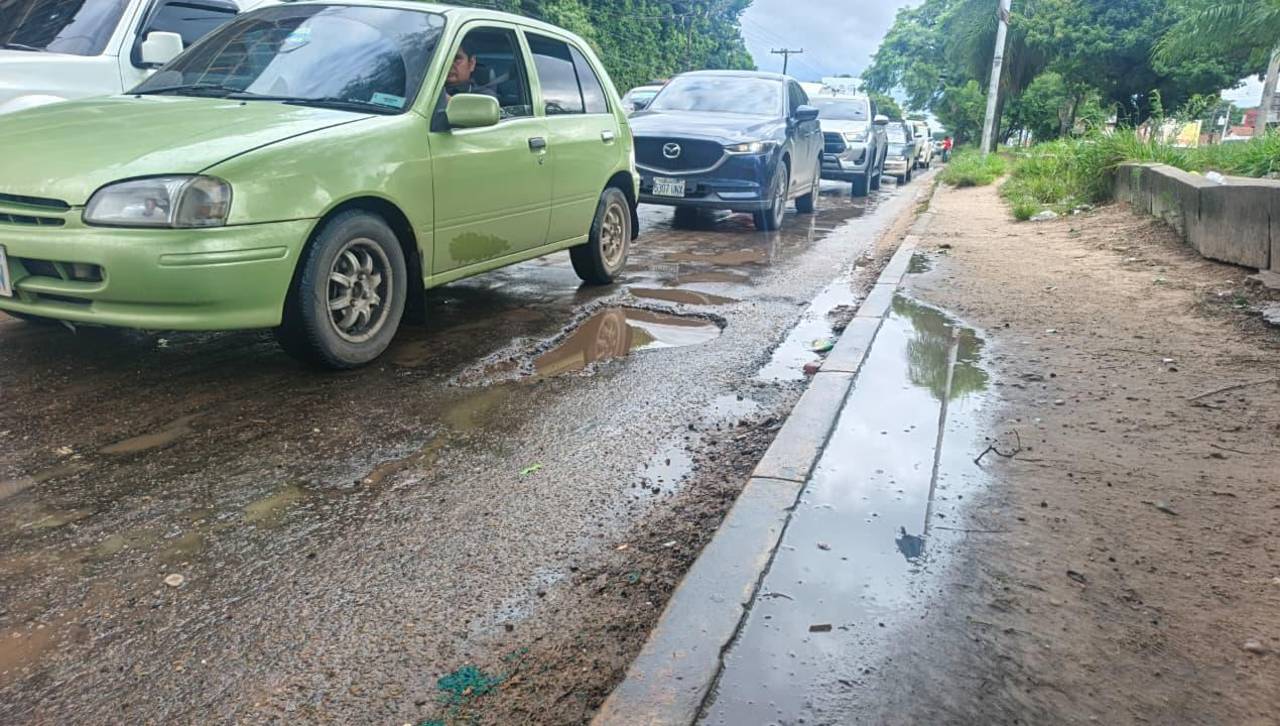 Baches en Santa Cruz: Conductores reportan daños a vehículos y riesgo de accidentes