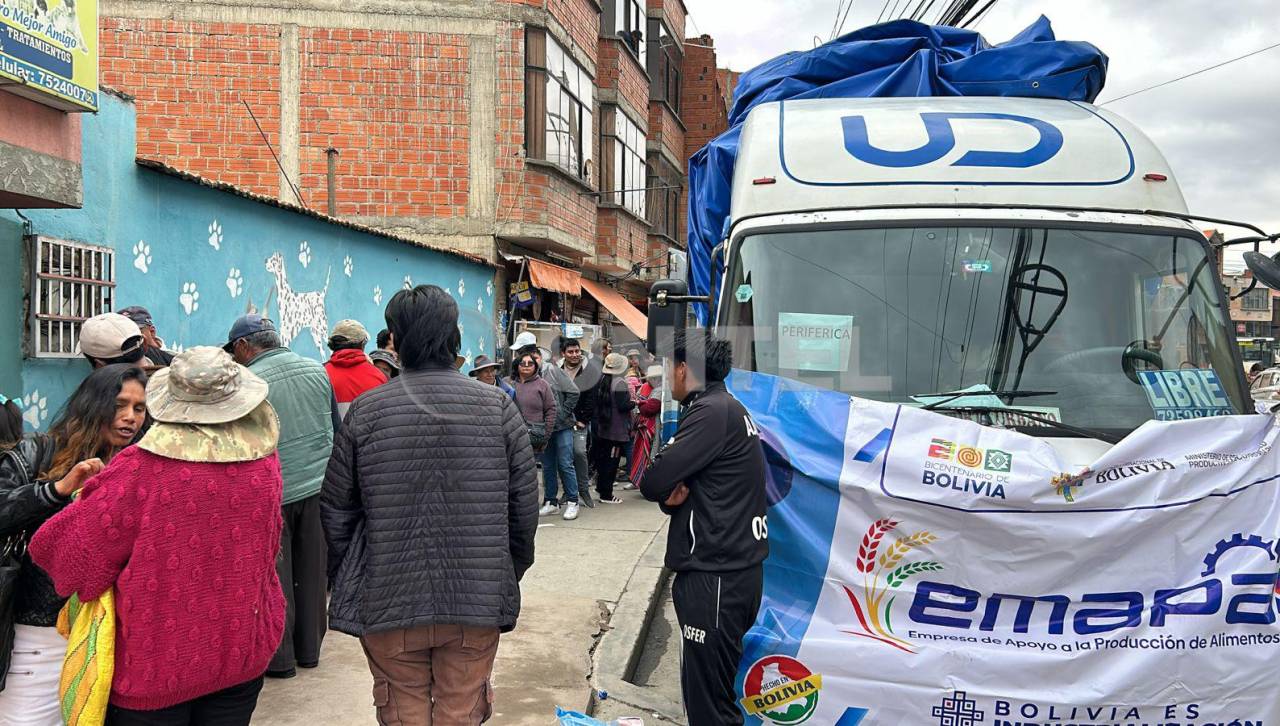 La Paz: Reportan discusiones y empujones por la venta de arroz de Emapa en la avenida Periférica 