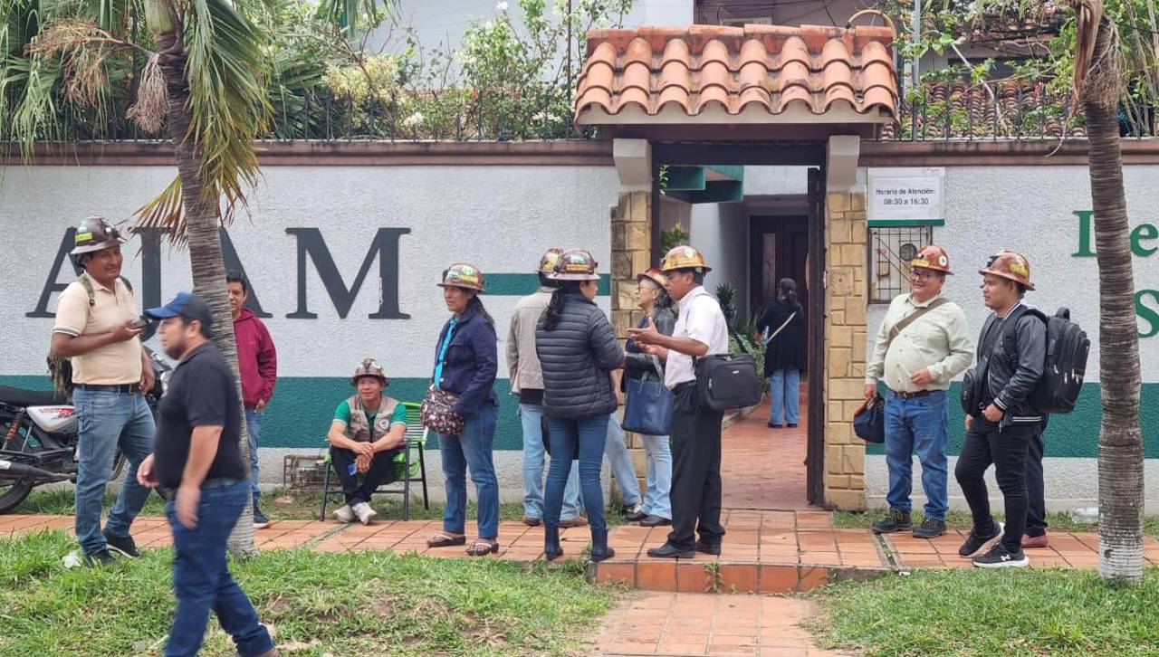 Cooperativistas mineros de Santa Cruz protestan ante la AJAM por asignación de áreas