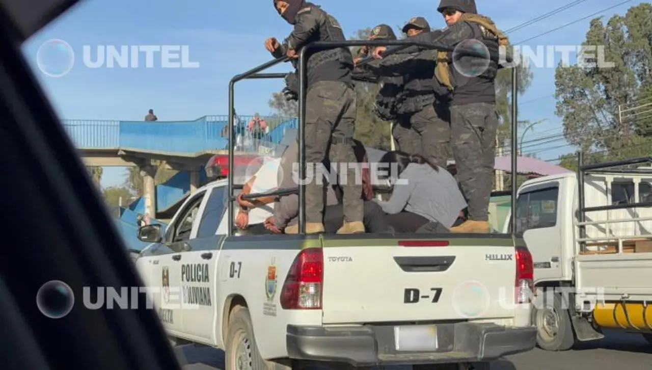Cochabamba: Trasladan a celdas policiales a los siete aprehendidos acusados de llevar armas 