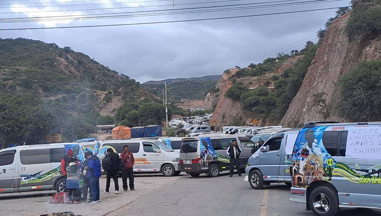 Transportistas retoman bloqueo en Parotani y se corta el paso en la ruta a La Paz y Oruro