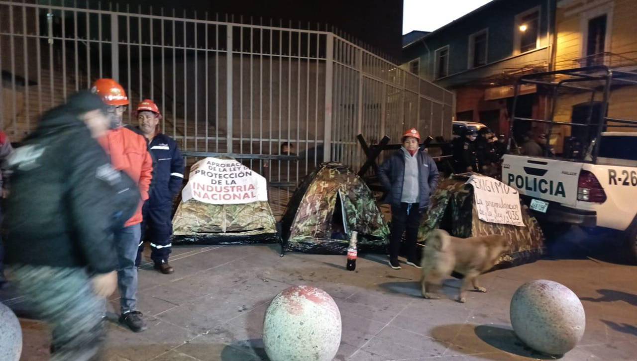 La plaza Murillo y las puertas del Legislativo amanecen con la vigilia de arcistas a horas de la sesión de Diputados 