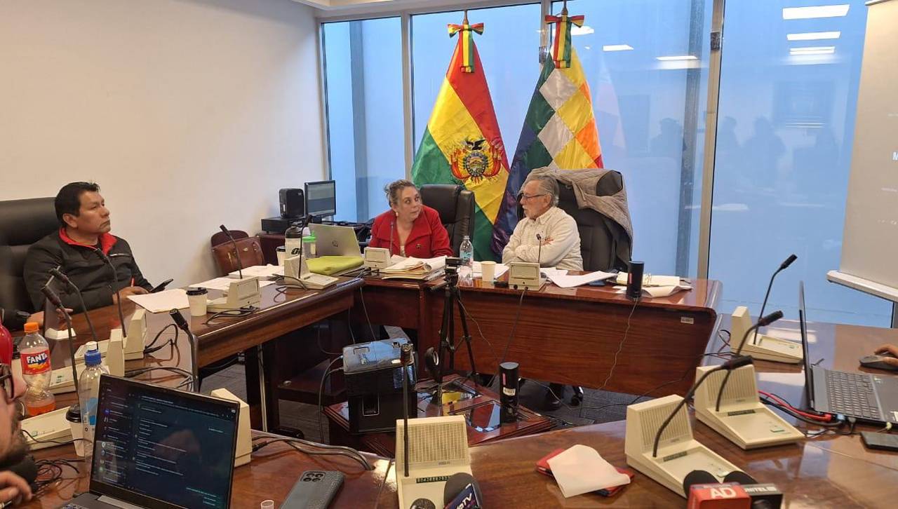 La Comisión de Constitución suspende el tratamiento del proyecto de ley para elegir vocales