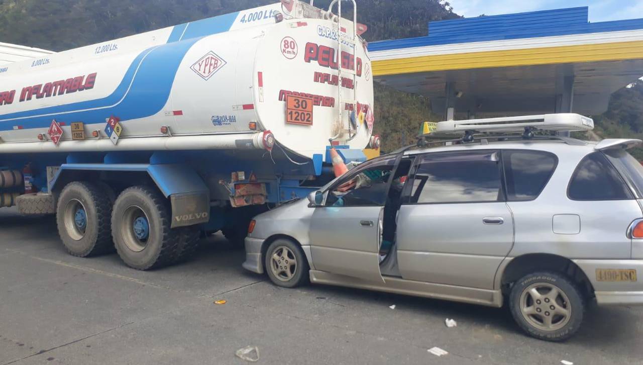 Una mujer muere y una niña queda en terapia intensiva tras el choque entre un auto y una cisterna en la ruta a los Yungas