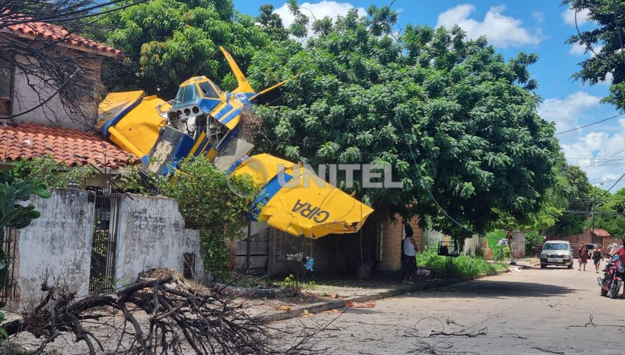 Cae avioneta en una casa por la zona de San Aurelio en Santa Cruz de la Sierra