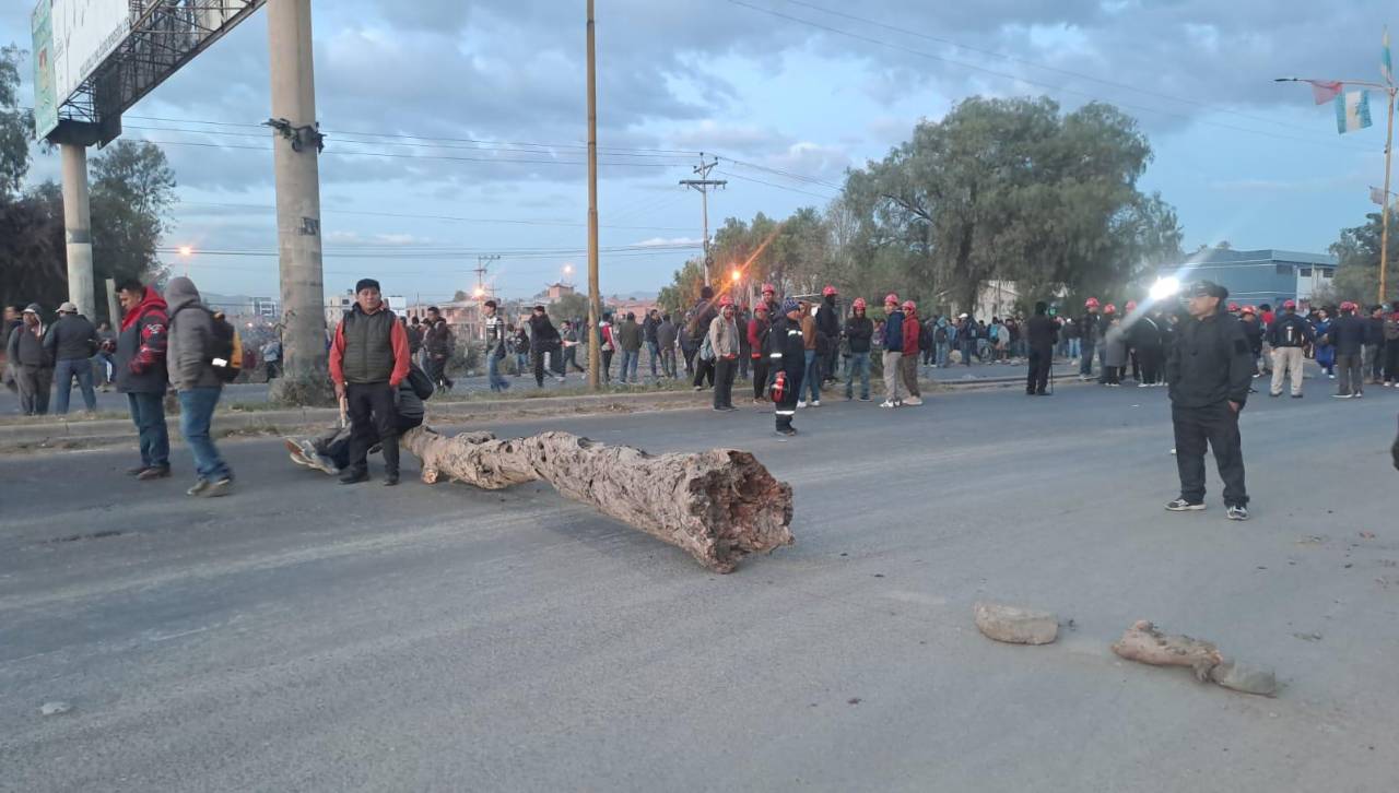 Fabriles instalan bloqueo en la vía que conecta Cochabamba con Quillacollo y Oruro